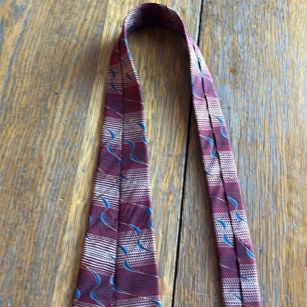 Bill Blass Black Label Silk Tie Wine Color with Blue Squiggly design